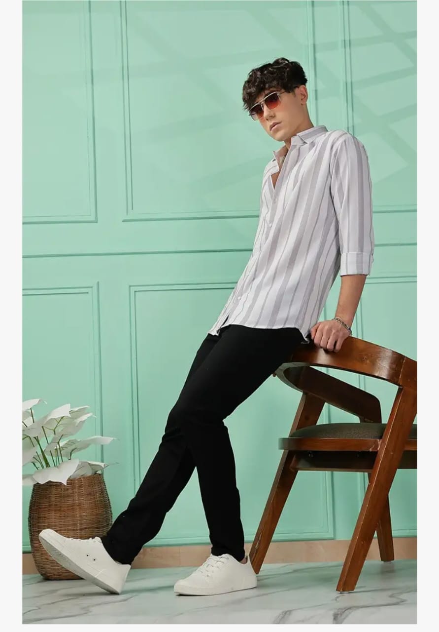 पुरुष धारीदार शर्ट