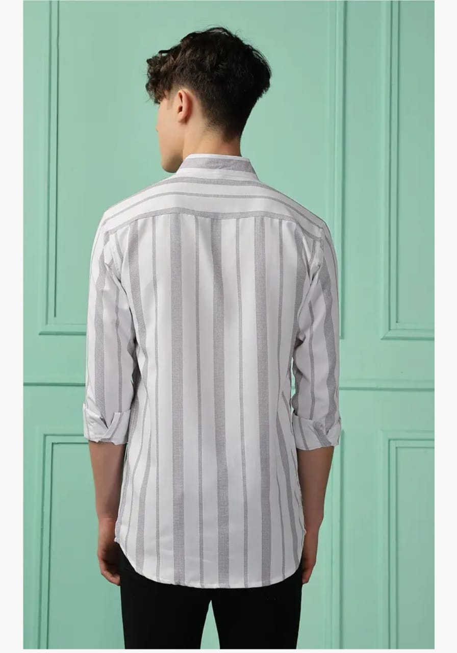 पुरुष धारीदार शर्ट